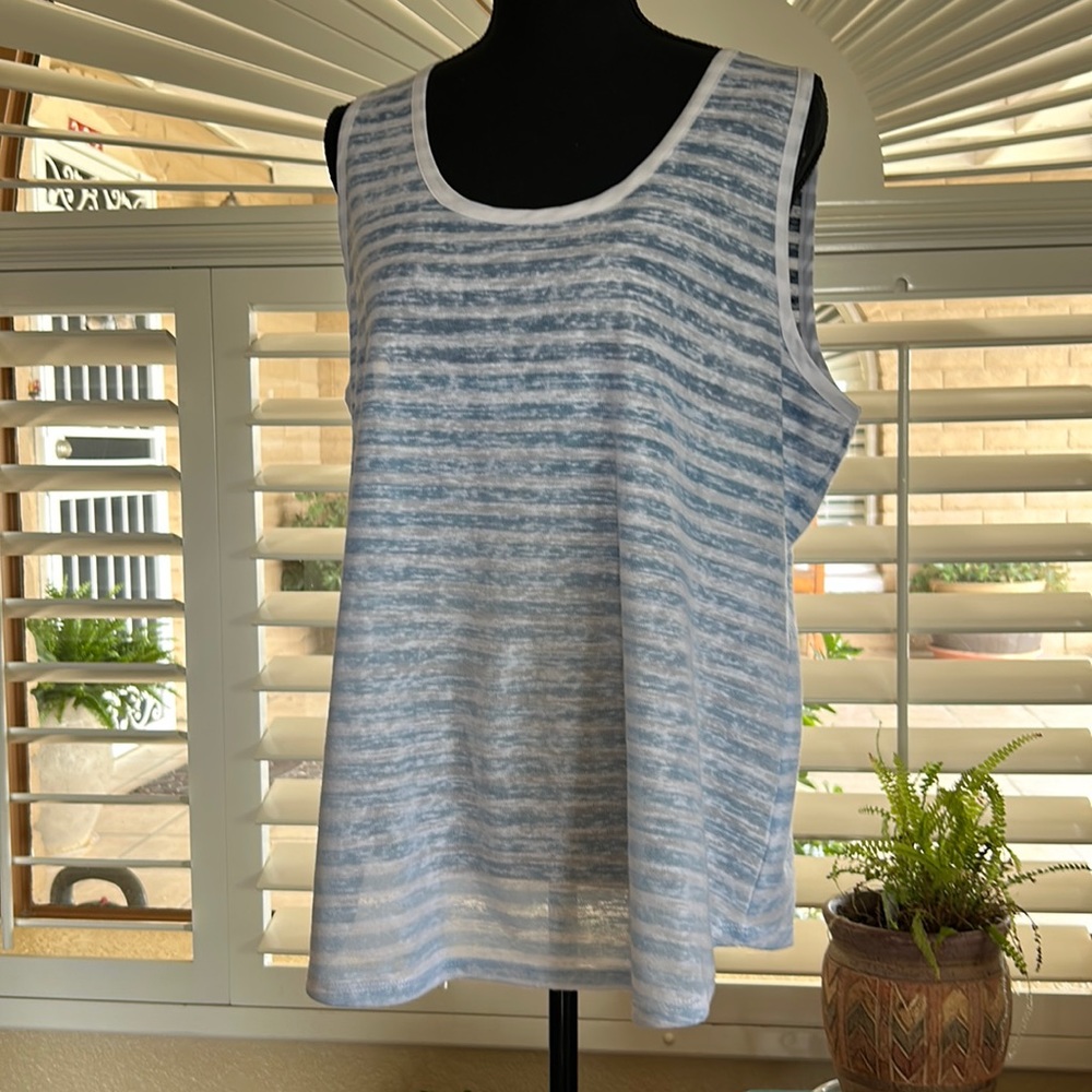 Crosby sleeveless summer top. 💯 polyester. Blue striped size XL.
